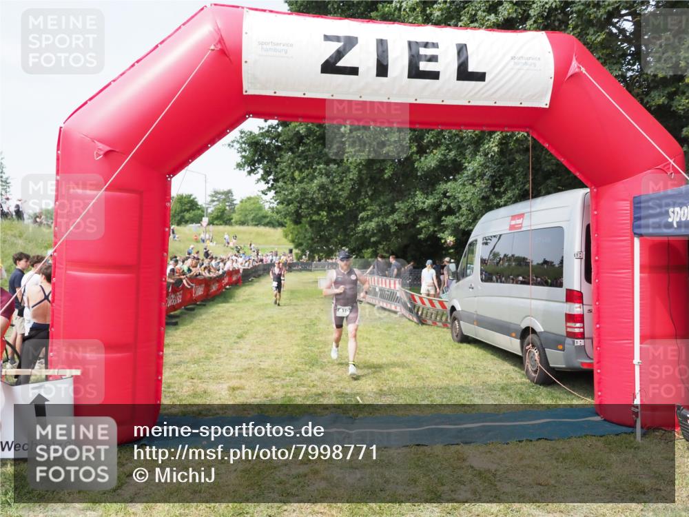 21.06.2025 - 27. Vierlanden-Triathlon MichiJ http://msf.ph/oto/7998771 15.06.2026 11:22:02 Ziel 315, 396, 406, 410 meine-sportfotos.de