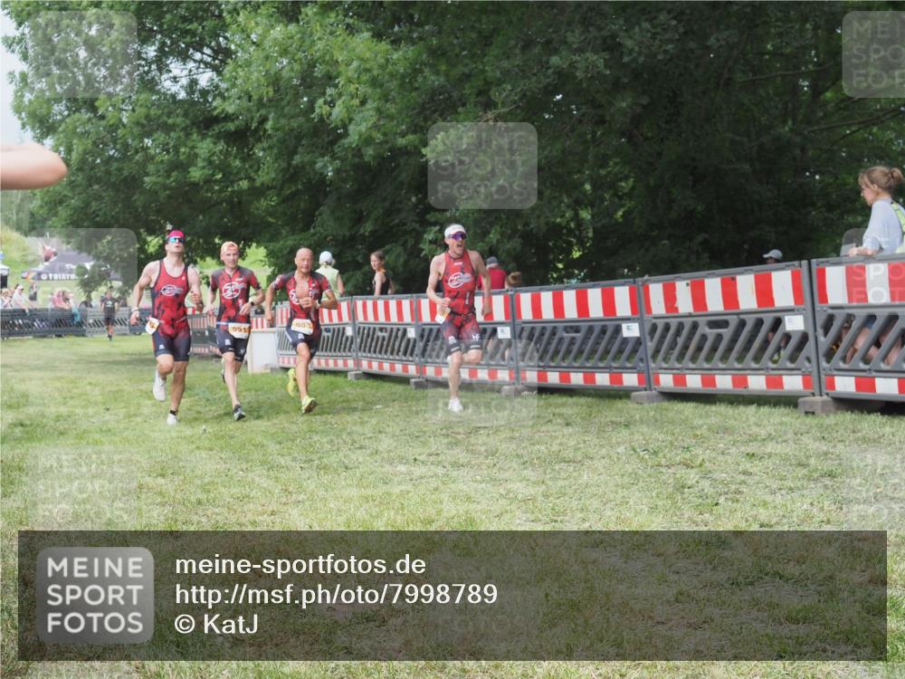 21.06.2025 - 27. Vierlanden-Triathlon KatJ http://msf.ph/oto/7998789 15.06.2025 12:53:12 Ziel 35, 732, 989, 991, 992, 993 meine-sportfotos.de