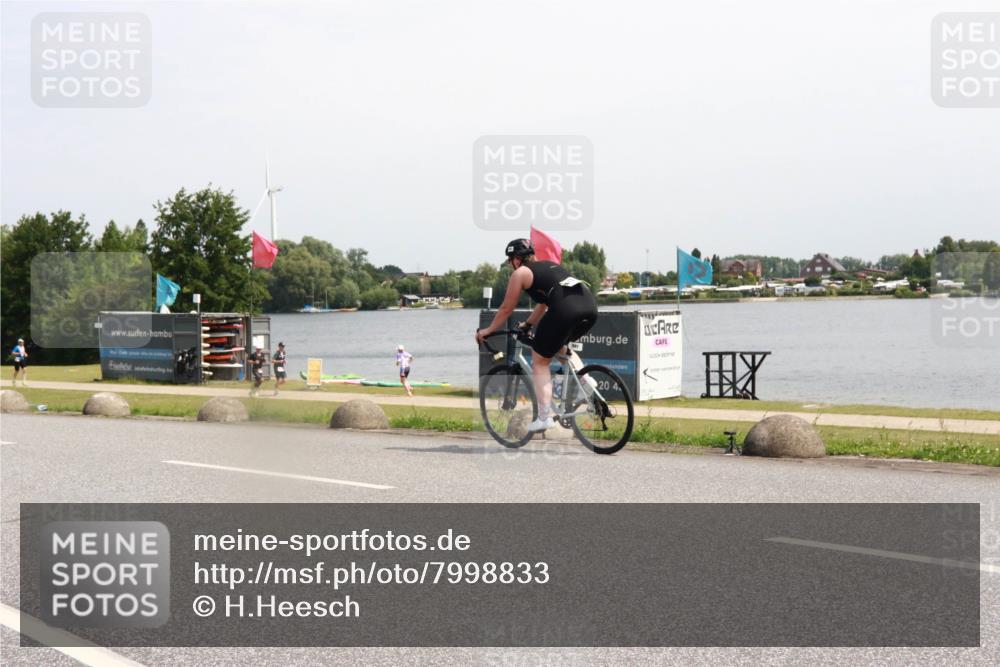 15.06.2025 - 27. Vierlanden-Triathlon H.Heesch http://msf.ph/oto/7998833 15.06.2025 11:38:02 Radfahren 215, 854 meine-sportfotos.de