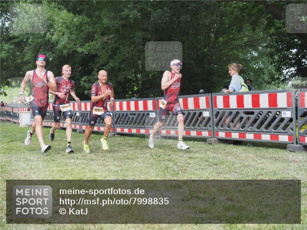 21.06.2025 - 27. Vierlanden-Triathlon KatJ http://msf.ph/oto/7998835 15.06.2025 12:53:13 Ziel 35, 732, 989, 991, 992, 993 meine-sportfotos.de
