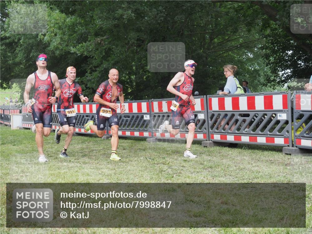 21.06.2025 - 27. Vierlanden-Triathlon KatJ http://msf.ph/oto/7998847 15.06.2025 12:53:13 Ziel 35, 732, 989, 991, 992, 993 meine-sportfotos.de