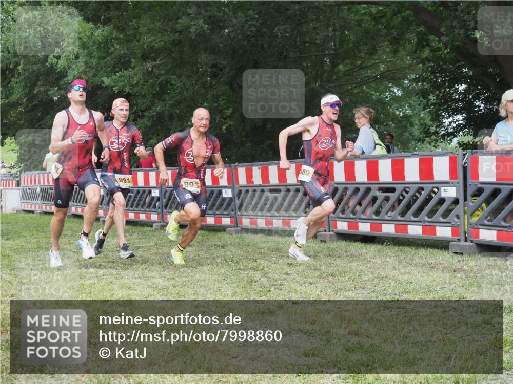 21.06.2025 - 27. Vierlanden-Triathlon KatJ http://msf.ph/oto/7998860 15.06.2025 12:53:13 Ziel 35, 732, 989, 991, 992, 993 meine-sportfotos.de