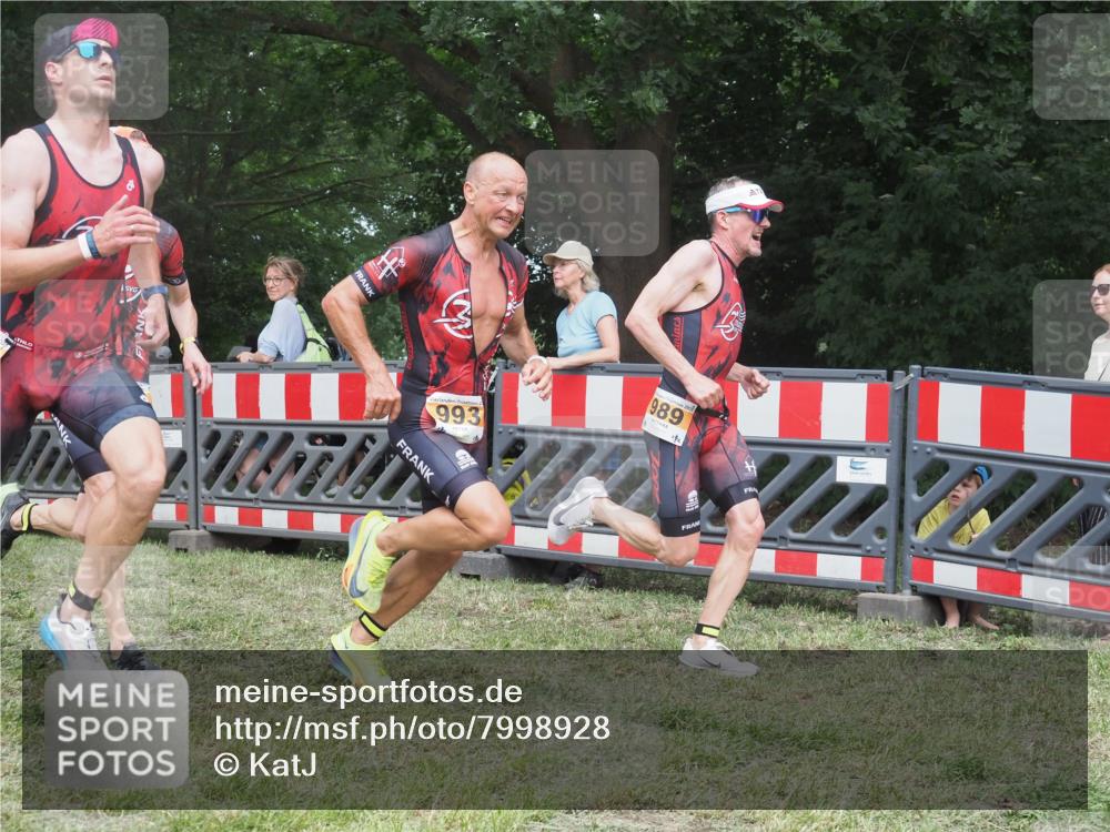 21.06.2025 - 27. Vierlanden-Triathlon KatJ http://msf.ph/oto/7998928 15.06.2025 12:53:14 Ziel 35, 732, 989, 991, 992, 993 meine-sportfotos.de