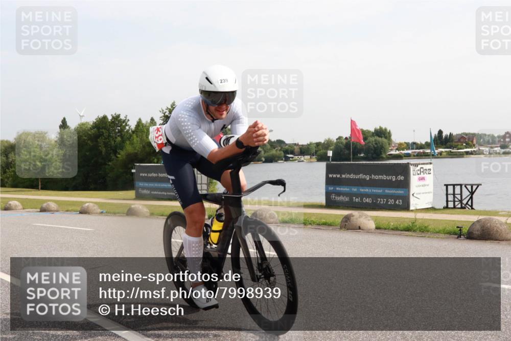 15.06.2025 - 27. Vierlanden-Triathlon H.Heesch http://msf.ph/oto/7998939 15.06.2025 09:59:19 Radfahren 194, 239 meine-sportfotos.de