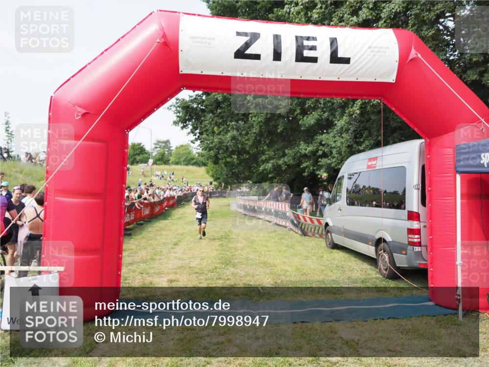 21.06.2025 - 27. Vierlanden-Triathlon MichiJ http://msf.ph/oto/7998947 15.06.2026 11:22:05 Ziel 315, 396, 406, 410, 439 meine-sportfotos.de
