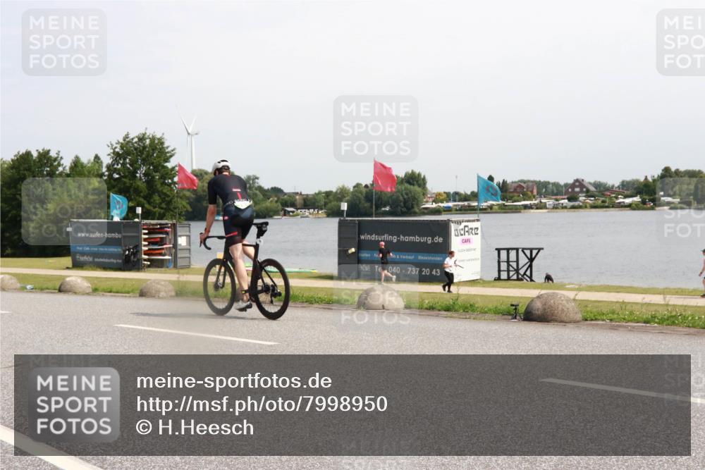15.06.2025 - 27. Vierlanden-Triathlon H.Heesch http://msf.ph/oto/7998950 15.06.2025 11:38:25 Radfahren 226, 246 meine-sportfotos.de