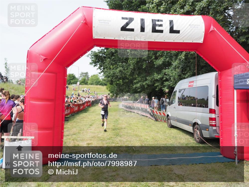 21.06.2025 - 27. Vierlanden-Triathlon MichiJ http://msf.ph/oto/7998987 15.06.2026 11:22:06 Ziel 315, 406, 410, 439 meine-sportfotos.de