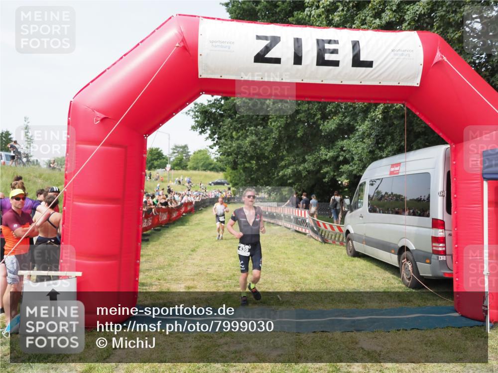 21.06.2025 - 27. Vierlanden-Triathlon MichiJ http://msf.ph/oto/7999030 15.06.2026 11:22:08 Ziel 410, 422, 439 meine-sportfotos.de