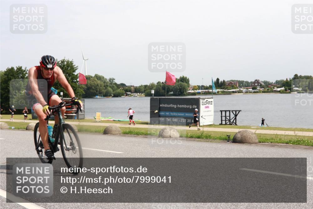 15.06.2025 - 27. Vierlanden-Triathlon H.Heesch http://msf.ph/oto/7999041 15.06.2025 11:38:34 Radfahren 174, 677, 718, 761 meine-sportfotos.de