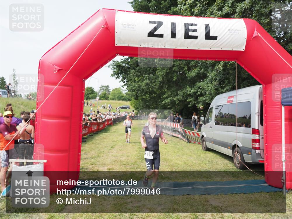 21.06.2025 - 27. Vierlanden-Triathlon MichiJ http://msf.ph/oto/7999046 15.06.2026 11:22:08 Ziel 410, 422, 439 meine-sportfotos.de