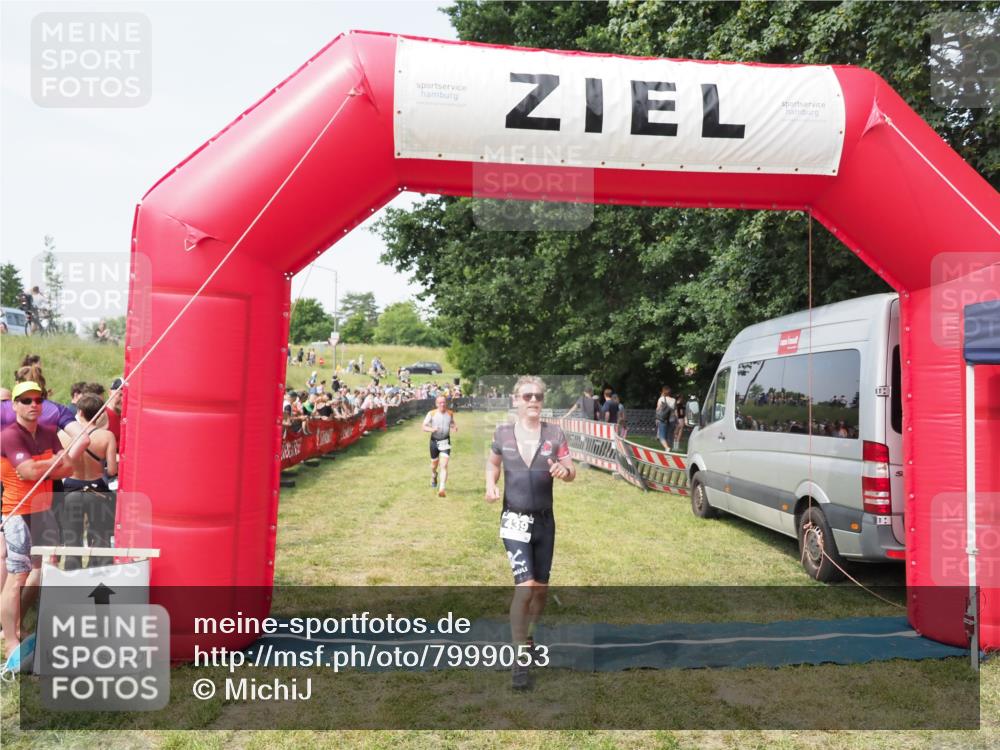 21.06.2025 - 27. Vierlanden-Triathlon MichiJ http://msf.ph/oto/7999053 15.06.2026 11:22:08 Ziel 410, 422, 439 meine-sportfotos.de