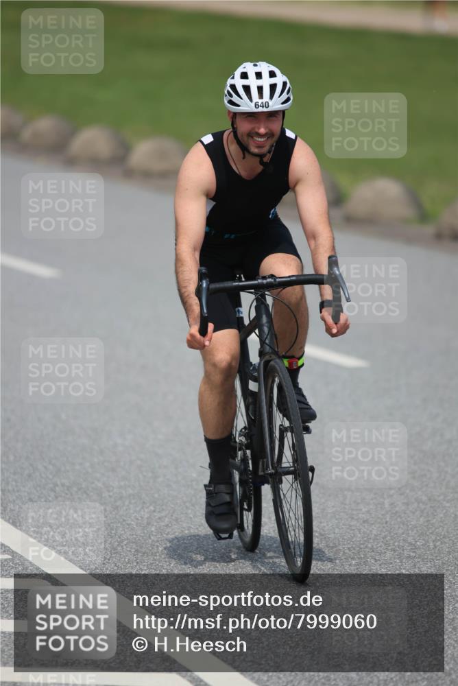 21.06.2025 - 27. Vierlanden-Triathlon H.Heesch http://msf.ph/oto/7999060 15.06.2025 12:30:25 Radfahren 58, 640, 883 meine-sportfotos.de