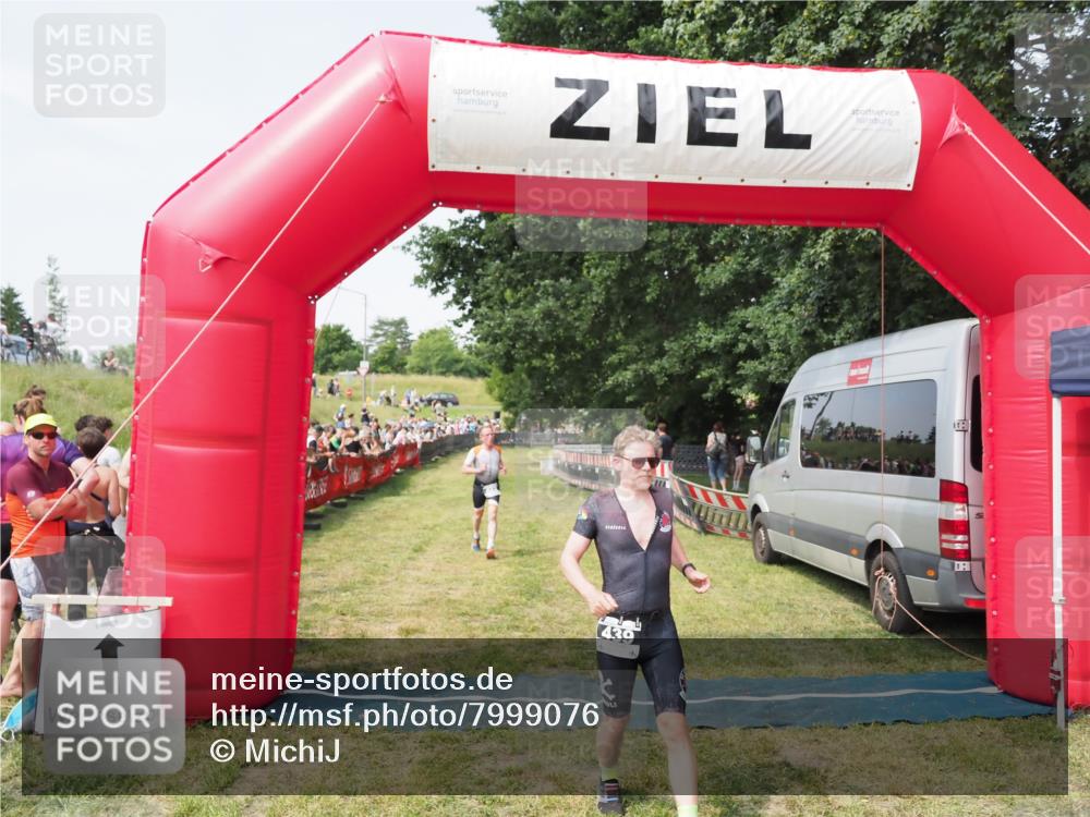 21.06.2025 - 27. Vierlanden-Triathlon MichiJ http://msf.ph/oto/7999076 15.06.2026 11:22:09 Ziel 410, 422, 439 meine-sportfotos.de