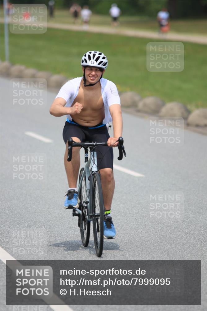 21.06.2025 - 27. Vierlanden-Triathlon H.Heesch http://msf.ph/oto/7999095 15.06.2025 12:30:31 Radfahren 58, 828, 883, 884, 952 meine-sportfotos.de