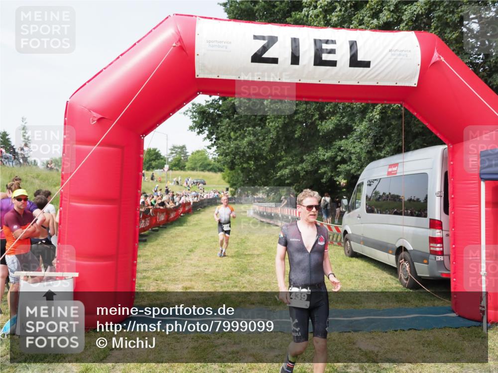 21.06.2025 - 27. Vierlanden-Triathlon MichiJ http://msf.ph/oto/7999099 15.06.2026 11:22:09 Ziel 410, 422, 439 meine-sportfotos.de