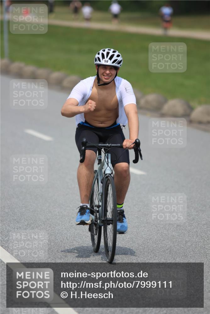 21.06.2025 - 27. Vierlanden-Triathlon H.Heesch http://msf.ph/oto/7999111 15.06.2025 12:30:31 Radfahren 58, 828, 883, 884, 952 meine-sportfotos.de