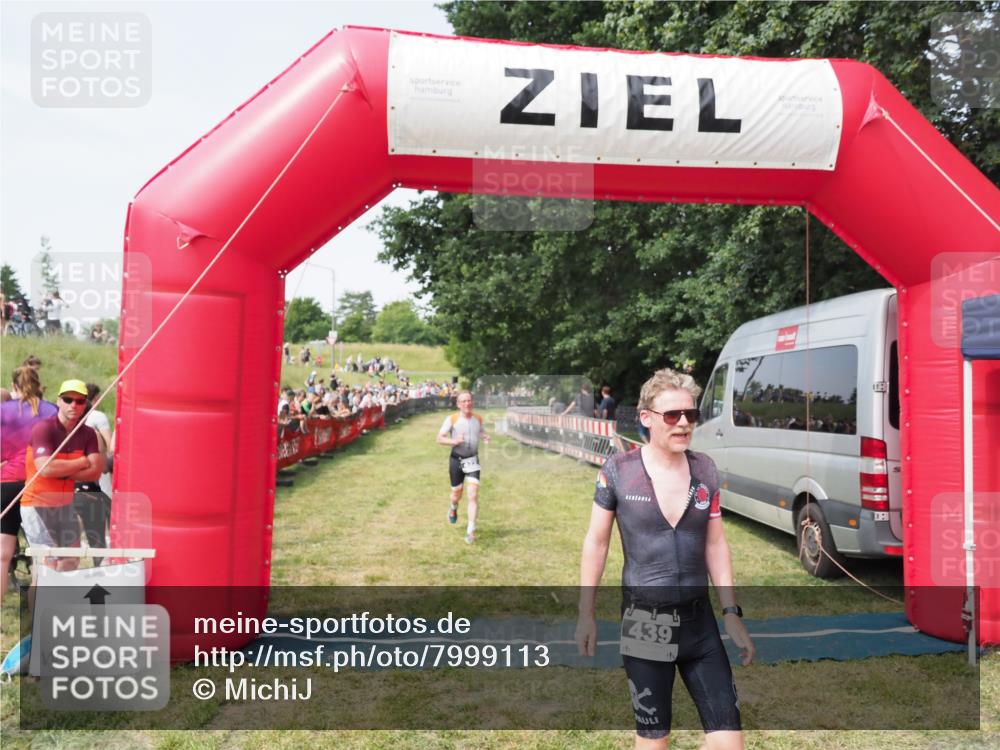 21.06.2025 - 27. Vierlanden-Triathlon MichiJ http://msf.ph/oto/7999113 15.06.2026 11:22:09 Ziel 410, 422, 439 meine-sportfotos.de