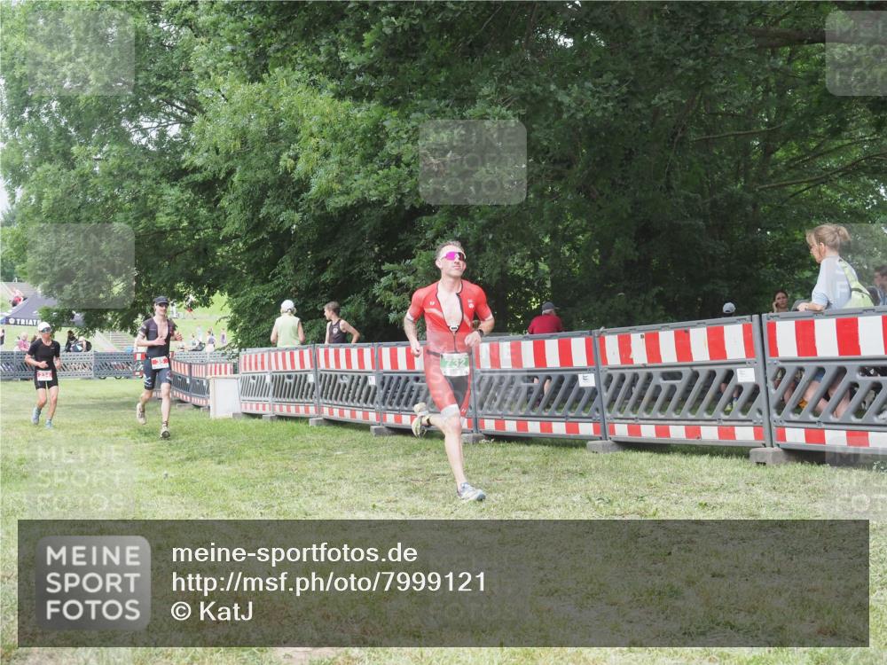 21.06.2025 - 27. Vierlanden-Triathlon KatJ http://msf.ph/oto/7999121 15.06.2025 12:53:21 Ziel 35, 234, 732 meine-sportfotos.de