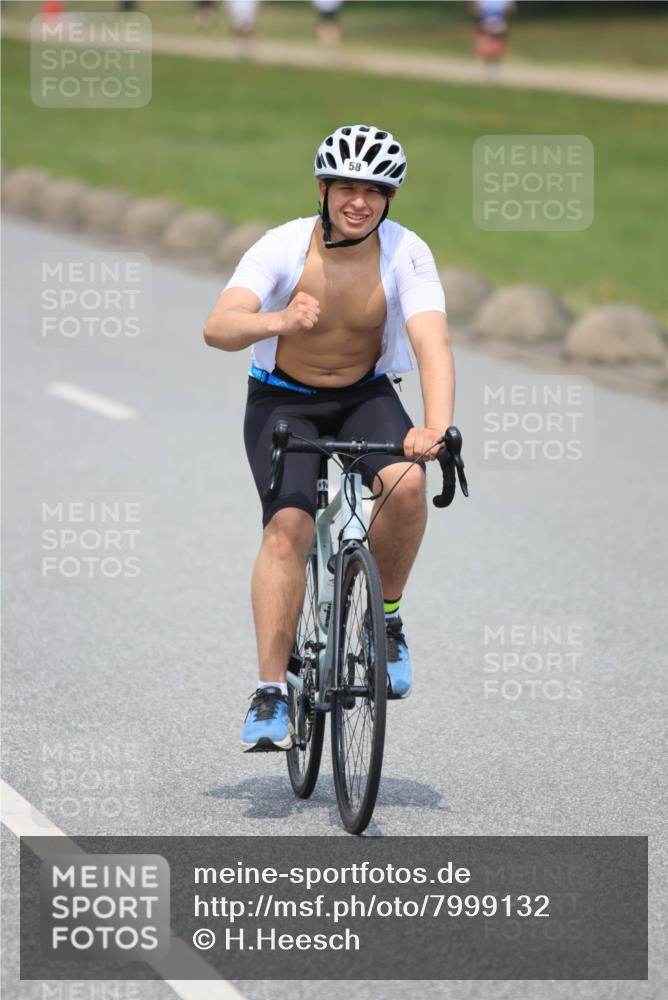 21.06.2025 - 27. Vierlanden-Triathlon H.Heesch http://msf.ph/oto/7999132 15.06.2025 12:30:31 Radfahren 58, 828, 883, 884, 952 meine-sportfotos.de
