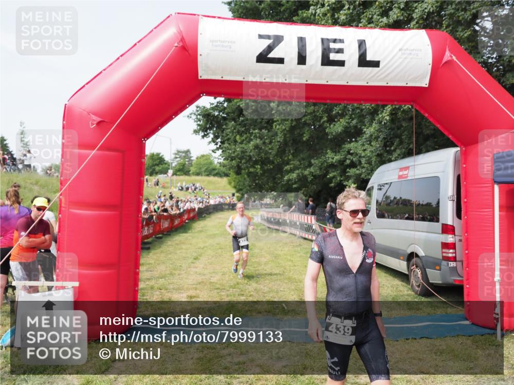 21.06.2025 - 27. Vierlanden-Triathlon MichiJ http://msf.ph/oto/7999133 15.06.2026 11:22:10 Ziel 410, 422, 439 meine-sportfotos.de