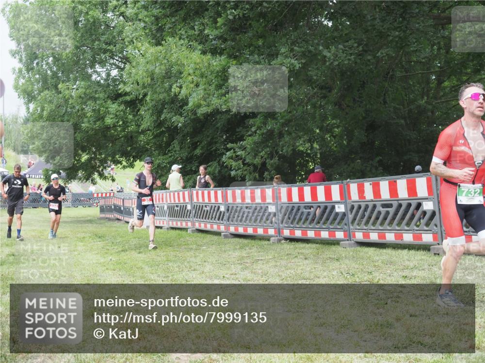 21.06.2025 - 27. Vierlanden-Triathlon KatJ http://msf.ph/oto/7999135 15.06.2025 12:53:21 Ziel 35, 234, 732 meine-sportfotos.de