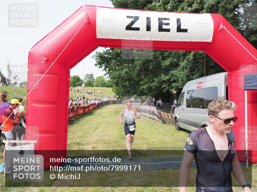 21.06.2025 - 27. Vierlanden-Triathlon MichiJ http://msf.ph/oto/7999171 15.06.2026 11:22:11 Ziel 422, 439 meine-sportfotos.de