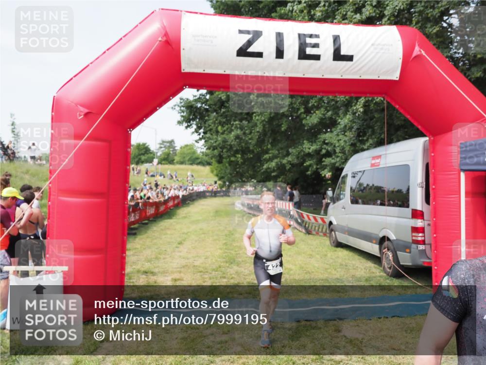 21.06.2025 - 27. Vierlanden-Triathlon MichiJ http://msf.ph/oto/7999195 15.06.2026 11:22:11 Ziel 422, 439 meine-sportfotos.de