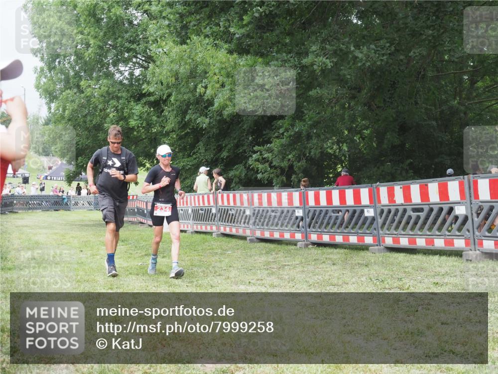21.06.2025 - 27. Vierlanden-Triathlon KatJ http://msf.ph/oto/7999258 15.06.2025 12:53:24 Ziel 35, 234 meine-sportfotos.de