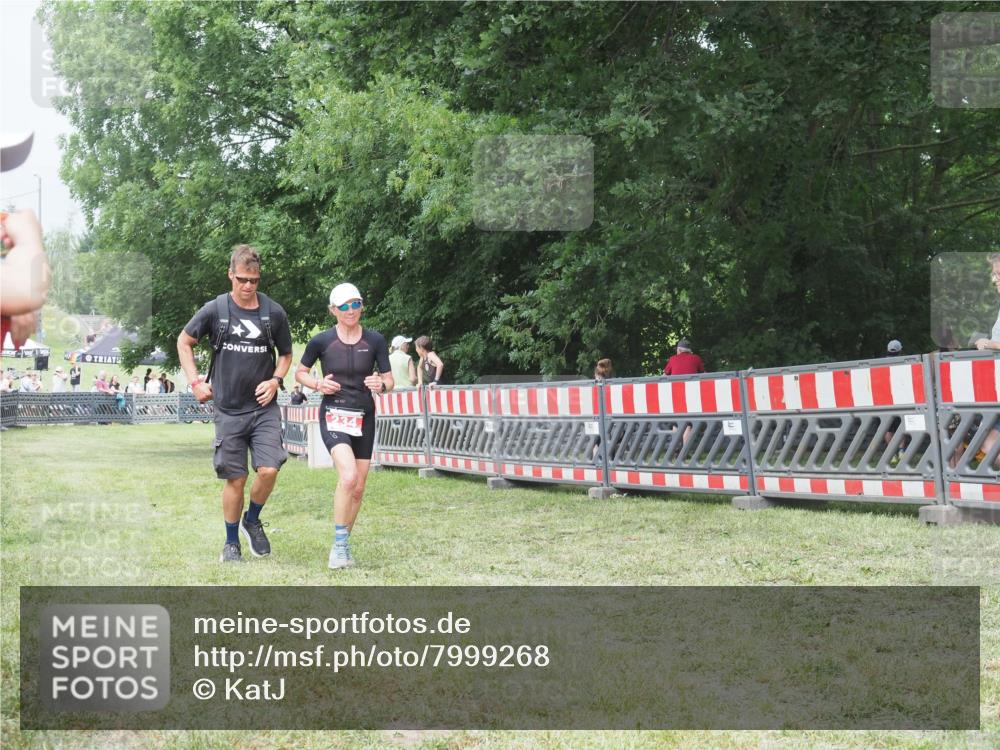 21.06.2025 - 27. Vierlanden-Triathlon KatJ http://msf.ph/oto/7999268 15.06.2025 12:53:25 Ziel 234 meine-sportfotos.de