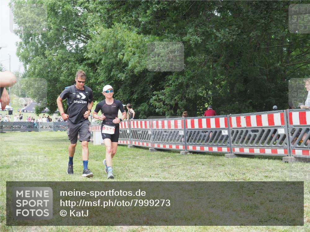 21.06.2025 - 27. Vierlanden-Triathlon KatJ http://msf.ph/oto/7999273 15.06.2025 12:53:25 Ziel 234 meine-sportfotos.de
