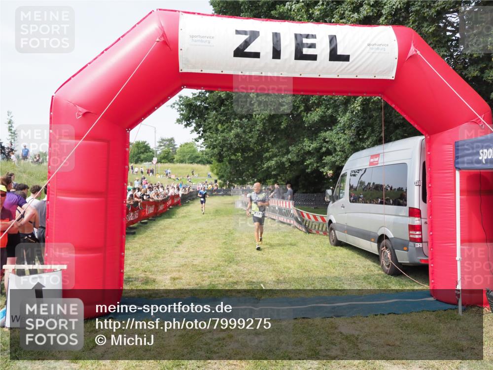 21.06.2025 - 27. Vierlanden-Triathlon MichiJ http://msf.ph/oto/7999275 15.06.2026 11:22:25 Ziel 413 meine-sportfotos.de