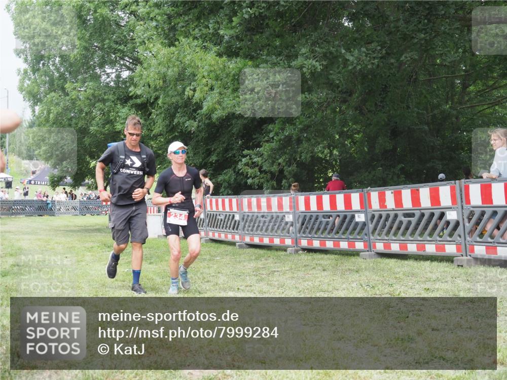 21.06.2025 - 27. Vierlanden-Triathlon KatJ http://msf.ph/oto/7999284 15.06.2025 12:53:25 Ziel 234 meine-sportfotos.de