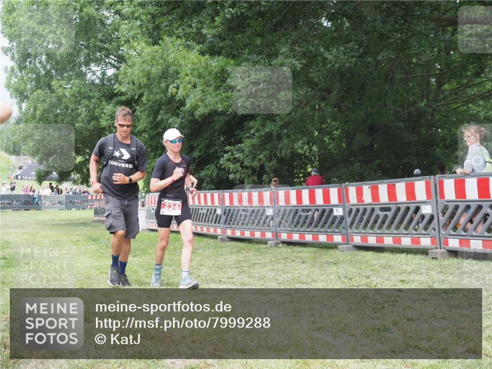 21.06.2025 - 27. Vierlanden-Triathlon KatJ http://msf.ph/oto/7999288 15.06.2025 12:53:25 Ziel 234 meine-sportfotos.de