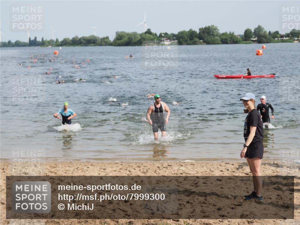21.06.2025 - 27. Vierlanden-Triathlon MichiJ http://msf.ph/oto/7999300 15.06.2026 10:03:35 Schwimmen 377, 425, 432 meine-sportfotos.de