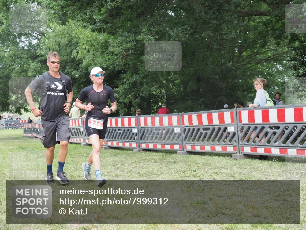 21.06.2025 - 27. Vierlanden-Triathlon KatJ http://msf.ph/oto/7999312 15.06.2025 12:53:25 Ziel 234 meine-sportfotos.de