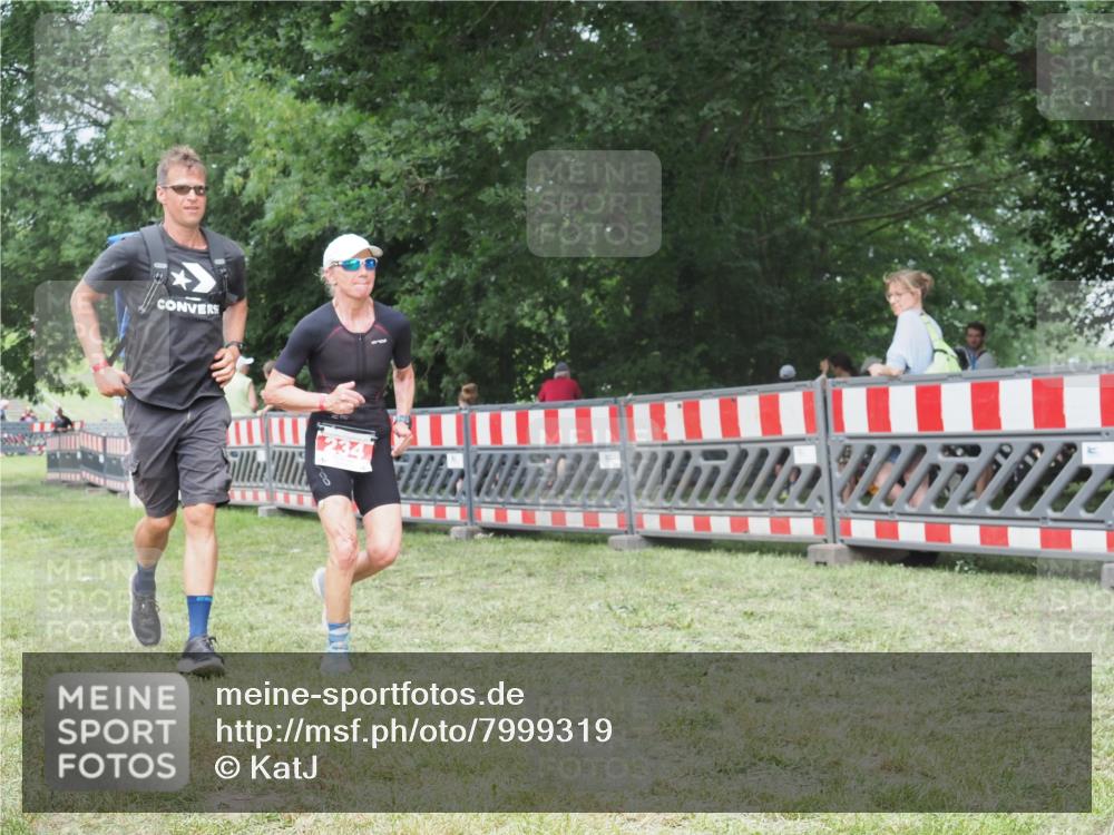 21.06.2025 - 27. Vierlanden-Triathlon KatJ http://msf.ph/oto/7999319 15.06.2025 12:53:26 Ziel 234 meine-sportfotos.de