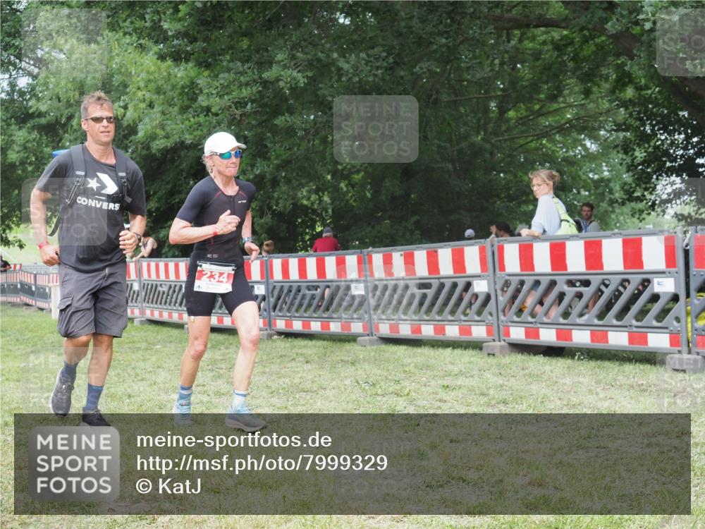 21.06.2025 - 27. Vierlanden-Triathlon KatJ http://msf.ph/oto/7999329 15.06.2025 12:53:26 Ziel 234 meine-sportfotos.de