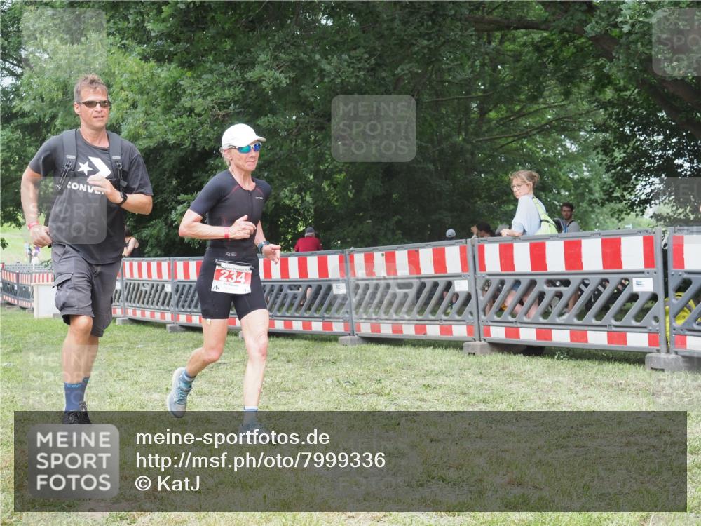 21.06.2025 - 27. Vierlanden-Triathlon KatJ http://msf.ph/oto/7999336 15.06.2025 12:53:26 Ziel 234 meine-sportfotos.de