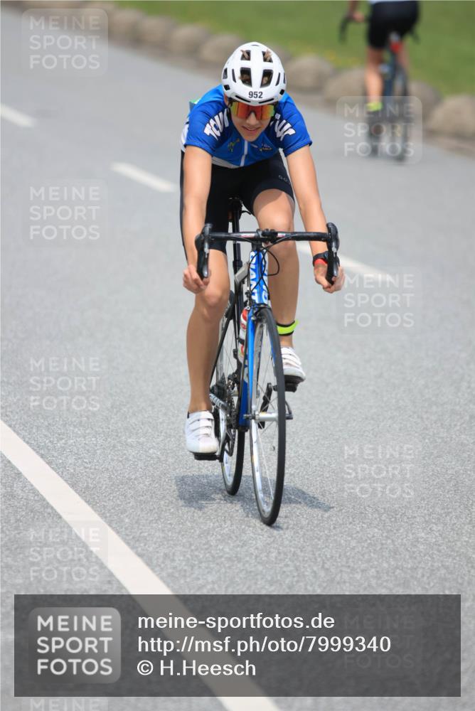 21.06.2025 - 27. Vierlanden-Triathlon H.Heesch http://msf.ph/oto/7999340 15.06.2025 12:30:38 Radfahren 739, 828, 884, 952 meine-sportfotos.de