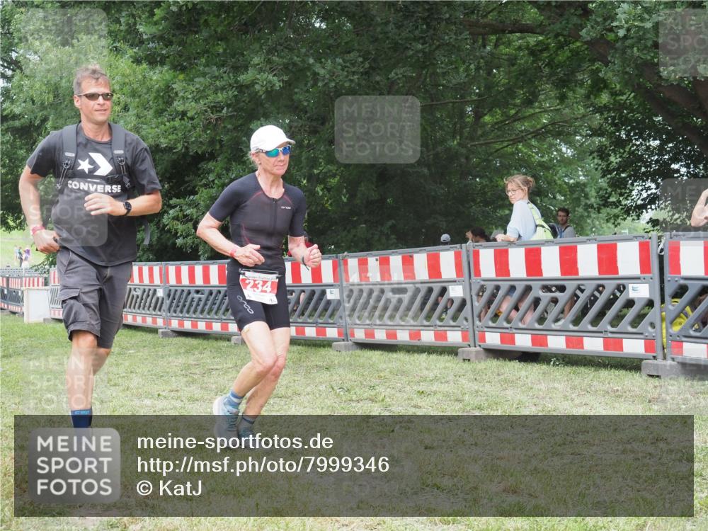 21.06.2025 - 27. Vierlanden-Triathlon KatJ http://msf.ph/oto/7999346 15.06.2025 12:53:26 Ziel 234 meine-sportfotos.de