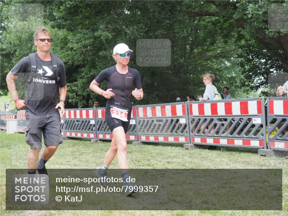 21.06.2025 - 27. Vierlanden-Triathlon KatJ http://msf.ph/oto/7999357 15.06.2025 12:53:26 Ziel 234 meine-sportfotos.de