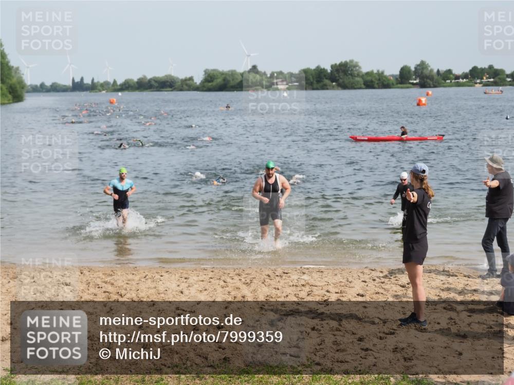 21.06.2025 - 27. Vierlanden-Triathlon MichiJ http://msf.ph/oto/7999359 15.06.2026 10:03:36 Schwimmen 377, 425, 432, 439 meine-sportfotos.de