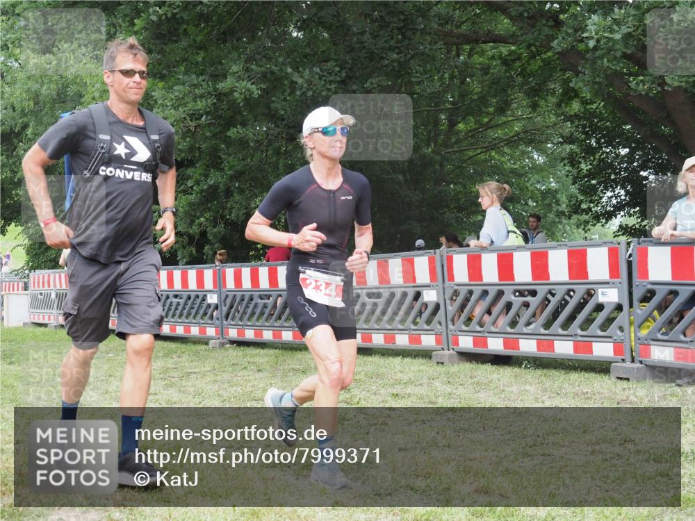 21.06.2025 - 27. Vierlanden-Triathlon KatJ http://msf.ph/oto/7999371 15.06.2025 12:53:26 Ziel 234 meine-sportfotos.de