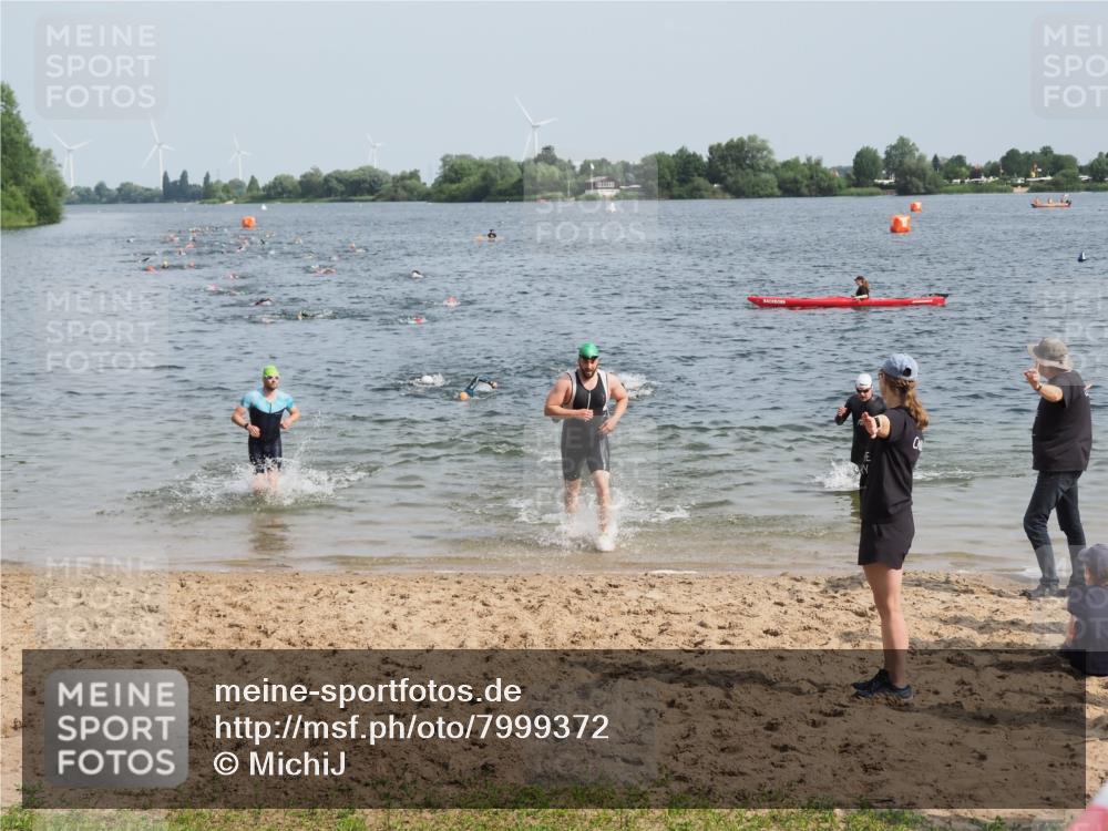 21.06.2025 - 27. Vierlanden-Triathlon MichiJ http://msf.ph/oto/7999372 15.06.2026 10:03:36 Schwimmen 377, 425, 432, 439 meine-sportfotos.de