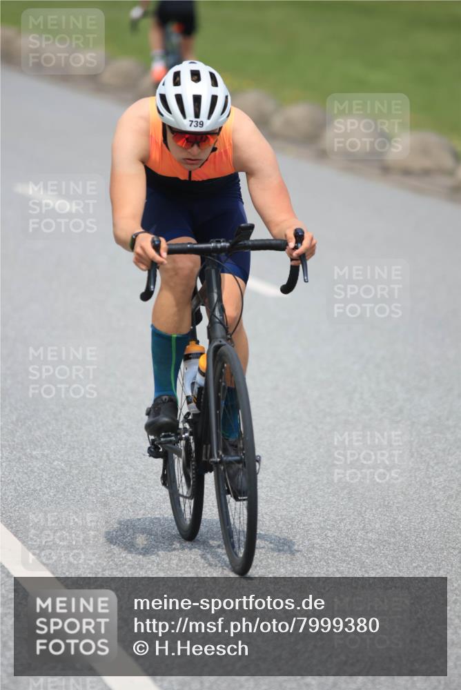 21.06.2025 - 27. Vierlanden-Triathlon H.Heesch http://msf.ph/oto/7999380 15.06.2025 12:30:41 Radfahren 739, 952 meine-sportfotos.de
