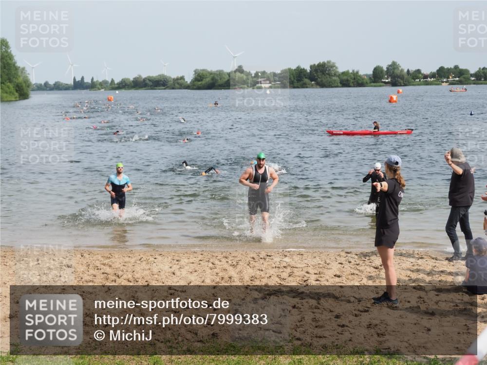 21.06.2025 - 27. Vierlanden-Triathlon MichiJ http://msf.ph/oto/7999383 15.06.2026 10:03:36 Schwimmen 377, 425, 432, 439 meine-sportfotos.de