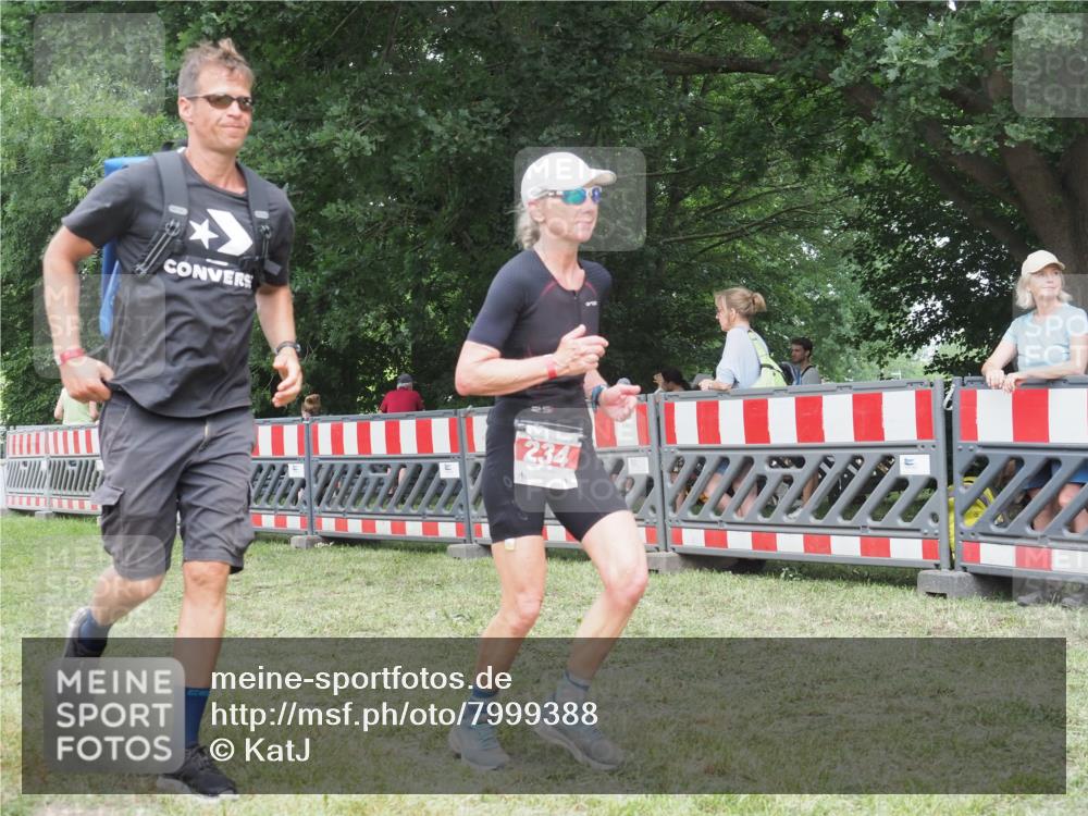 21.06.2025 - 27. Vierlanden-Triathlon KatJ http://msf.ph/oto/7999388 15.06.2025 12:53:26 Ziel 234 meine-sportfotos.de