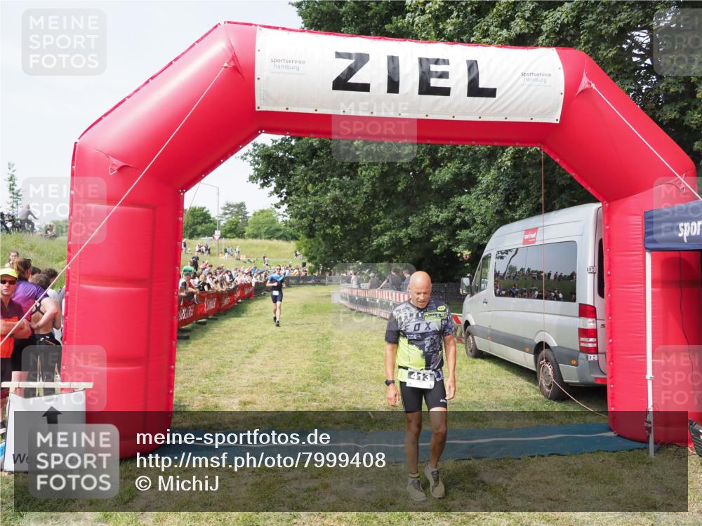 21.06.2025 - 27. Vierlanden-Triathlon MichiJ http://msf.ph/oto/7999408 15.06.2026 11:22:28 Ziel 266, 413 meine-sportfotos.de