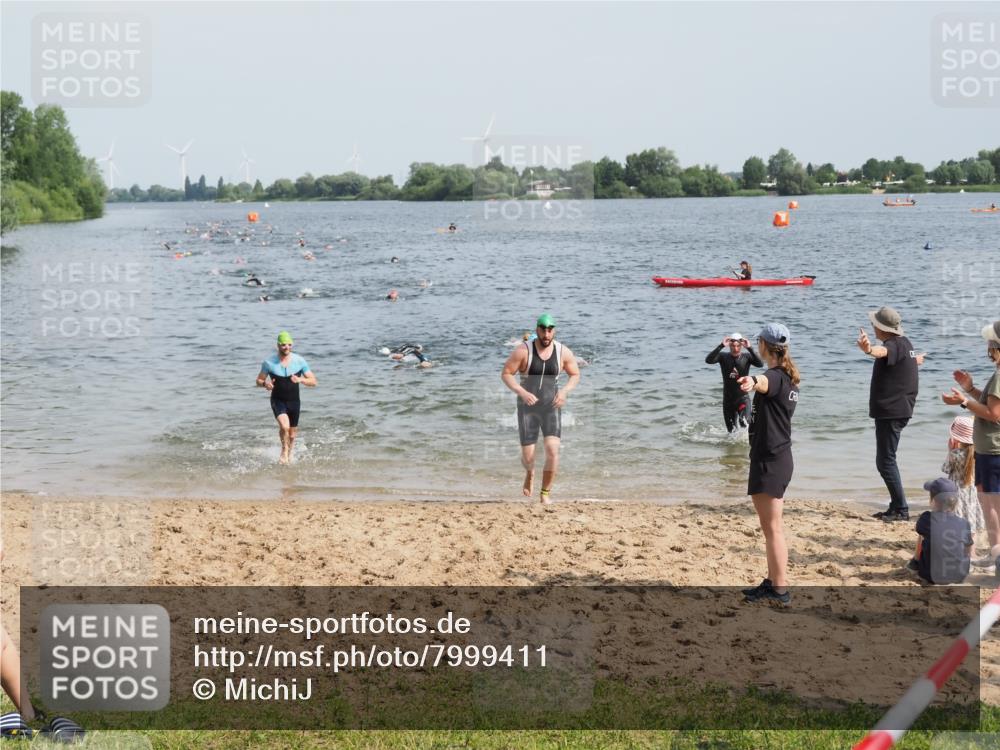 21.06.2025 - 27. Vierlanden-Triathlon MichiJ http://msf.ph/oto/7999411 15.06.2026 10:03:37 Schwimmen 377, 425, 432, 439 meine-sportfotos.de