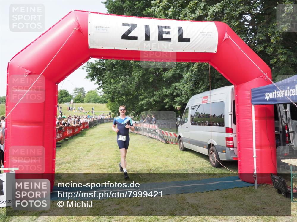 21.06.2025 - 27. Vierlanden-Triathlon MichiJ http://msf.ph/oto/7999421 15.06.2026 11:22:32 Ziel 266, 413 meine-sportfotos.de